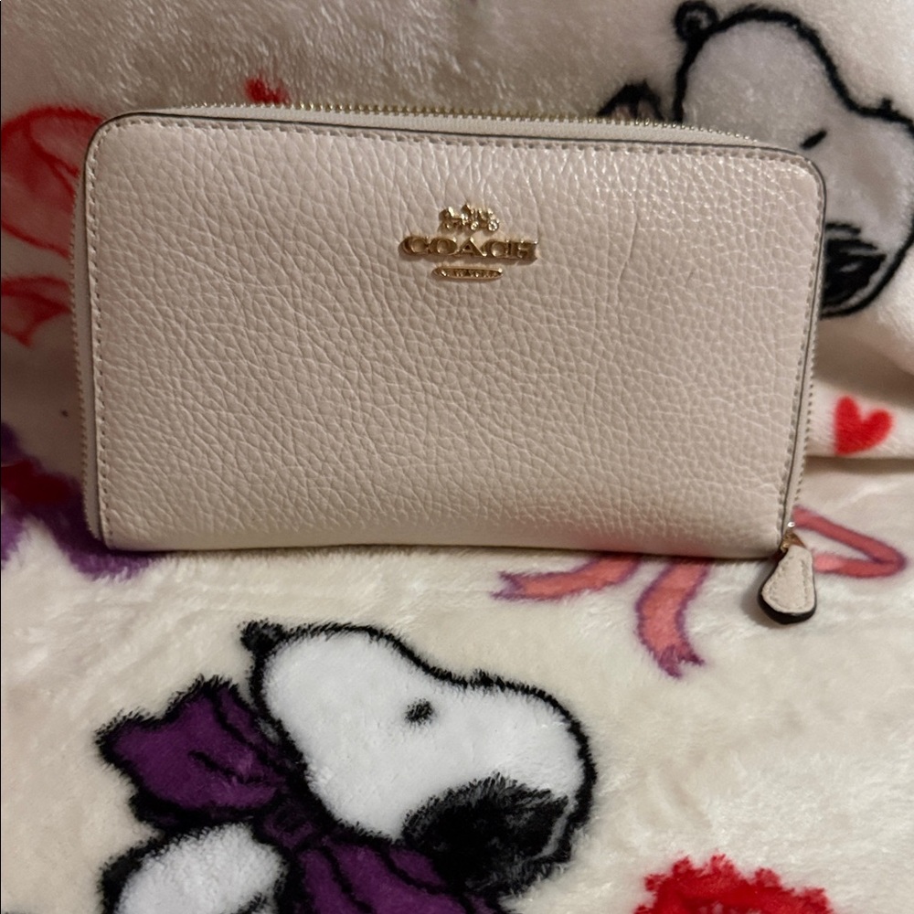 Coach Zip Around Wallet in Chalk (off-white) pebbled leather EUC